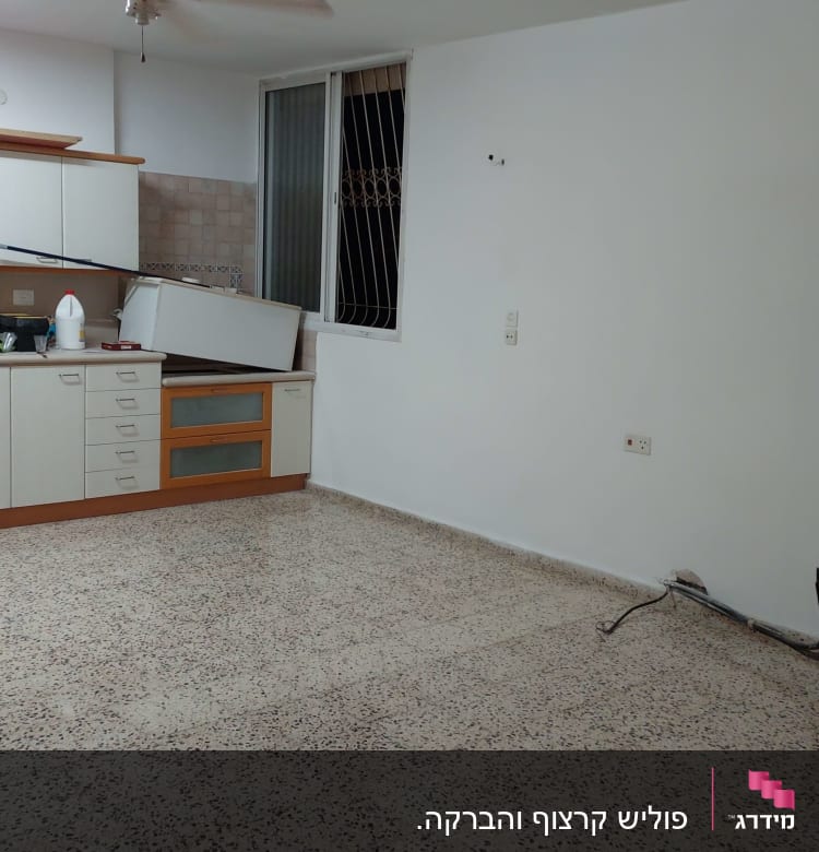 מוצרי ניקוי על השיש במטבח ריק